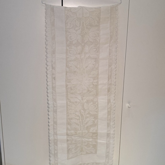 Bundle of (18)lace table runners (4) embroidery beautiful Victorian romantic - Picture 8 of 17